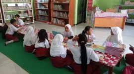 Kegiatan siswa di dalam perpustakaan sekolah dalam rangka persiapan ujian