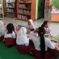 Kegiatan siswa di dalam perpustakaan sekolah dalam rangka persiapan ujian
