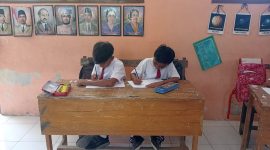 siswa yang sedang konsentrasi belajar karena ingin meraih prestasi
