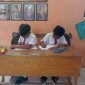 siswa yang sedang konsentrasi belajar karena ingin meraih prestasi