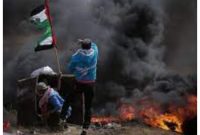 penampakan warga yang berdiri didekat jatuhnya bom