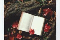 potret buku ditengah daun yang runtuh