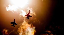 penampakan pesawat yang melintasi langit Jalur Gaza