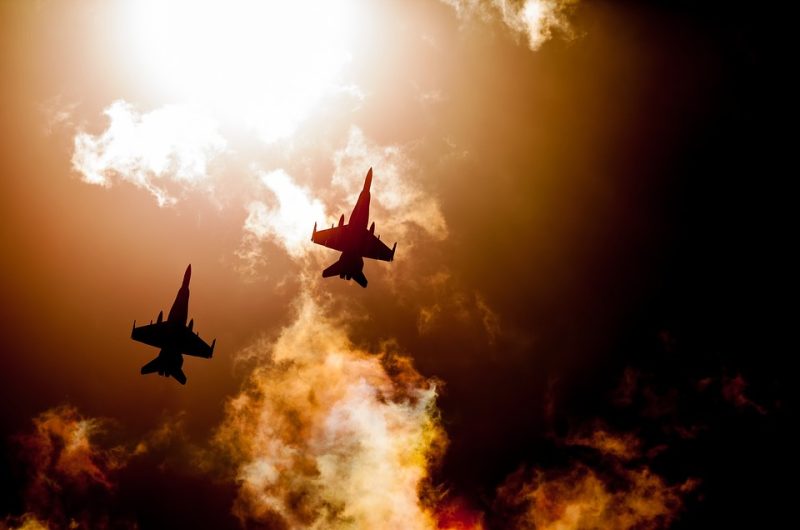 penampakan pesawat yang melintasi langit Jalur Gaza