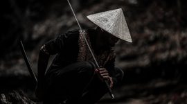 potret samurai yang sedang berlatih ditepi sungai
