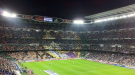 situasi stadion yang dihadiri oleh puluhan ribu suporter