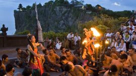 tari kecak merupakan adat dan tradisi yang lestari sampai sekarang