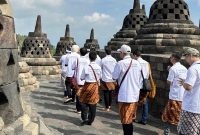situasi ummat Buddha berdoa diatas Candi Borobudur