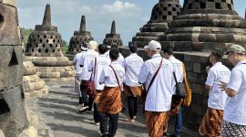 situasi ummat Buddha berdoa diatas Candi Borobudur