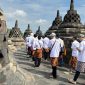 situasi ummat Buddha berdoa diatas Candi Borobudur