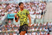 foto Carlos Alcaraz di tengah lapangan