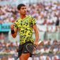 foto Carlos Alcaraz di tengah lapangan