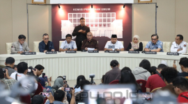 suasana ruang KPU dalam konferensi Pres