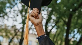 foto toga yang menjadi bukti wisuda