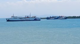 Kapal Penyeberangan Yang Ada di Pelabuhan