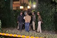 staf keamanan menyelidiki ledakan di sekitar gedung Duta Besar