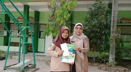 Foto Sofia Darwati dan Ibu Guru