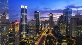 Foto Gedung Tinggi Gemerlap di Kota Maju