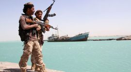 Foto milisi Houthi sedang memantau Lautan
