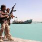 Foto milisi Houthi sedang memantau Lautan