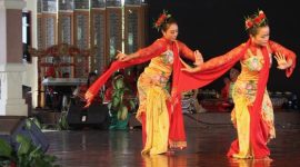 Pertunjukan Tari Jaipong di KBRI