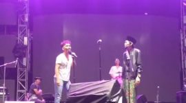 Dokumentasi Gus Iqdam Diatas Panggung Bersama Kaka