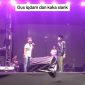 Dokumentasi Gus Iqdam Diatas Panggung Bersama Kaka