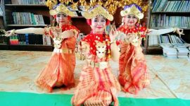 Anak sekolah yang meneruskan Tari Gending Sriwijaya