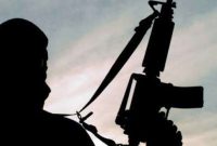 Foto abstrak pria angkat senjata