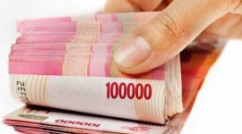Foto Uang 100 Ribu Yang Digunakan Untuk Transaksi Jual Beli