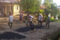 Foto warga desa menambal jalan yang rusak