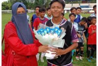 Foto Mbak Nining Dengan Klub Sepak Bola Binaan