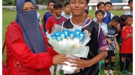 Foto Mbak Nining Dengan Klub Sepak Bola Binaan