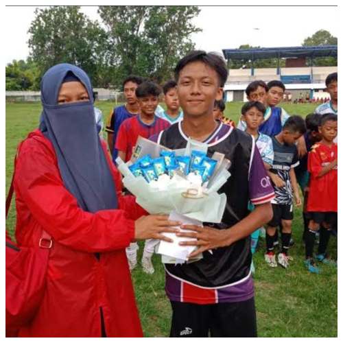 Foto Mbak Nining Dengan Klub Sepak Bola Binaan